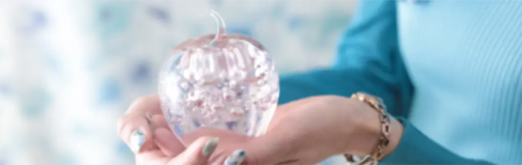 ガラスのリンゴを持つ手の画像(社労士オフィス ココロ咲くココカラ)